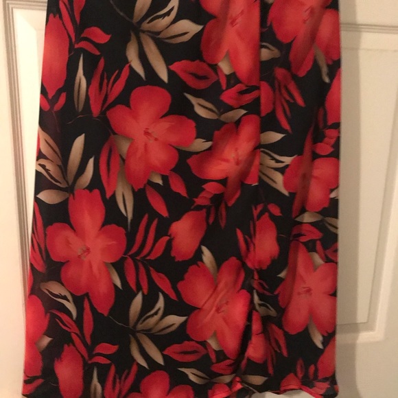 Red flower skirt - Picture 2 of 2